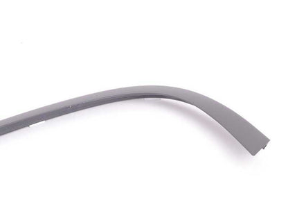 Embellecedor marco ventana puerta trasera izquierda OEM 51357185243 para BMW F02, F02N, F04. Acabado en negro brillo. Original BMW.