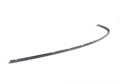 Embellecedor marco ventana puerta trasera izquierda OEM 51357185243 para BMW F02, F02N, F04. Acabado en negro brillo. Original BMW.