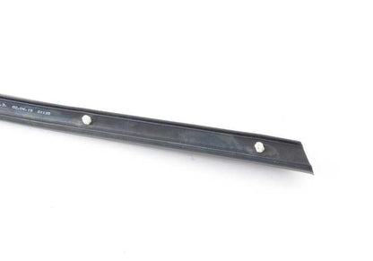 Junta inferior puerta trasera derecha OEM 51228223768 para BMW E65. Original BMW.