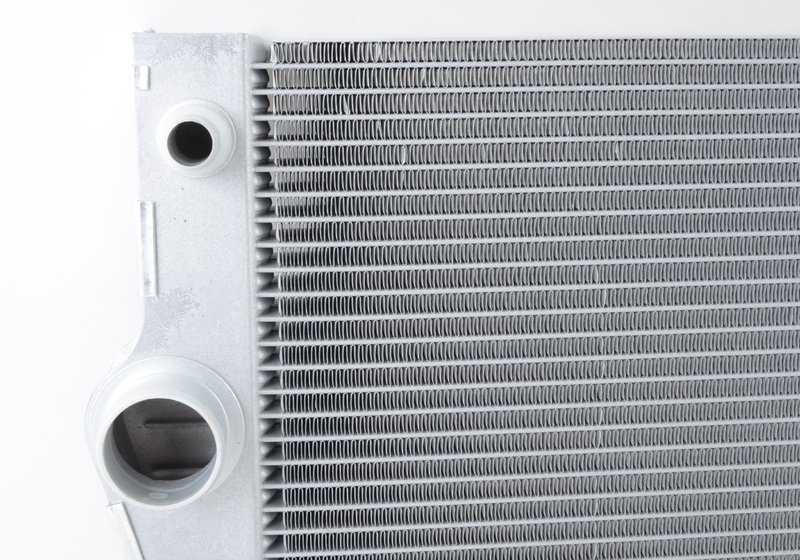 Radiador refrigerante OEM 17107562587 para BMW F07, F10, F11. Compatible con modelos 535i con motor N55. Repuesto original BMW.