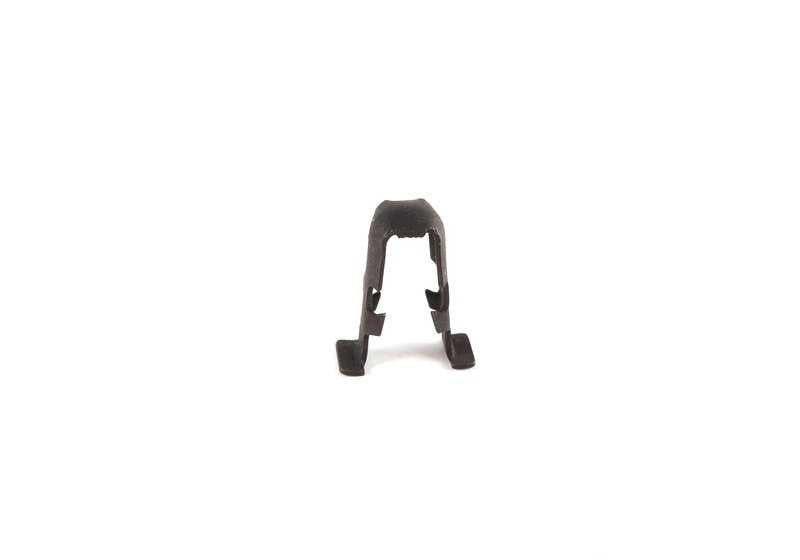 Clip de sujeción OEM 51438252477 para BMW E46. Pieza original BMW utilizada en reposabrazos delantero y trasero. Ideal para fijaciones interiores y recambios originales.