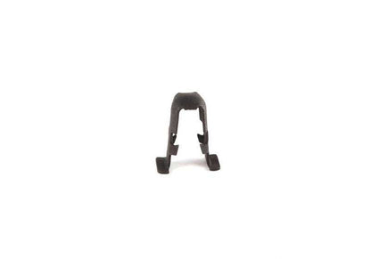Clip de sujeción OEM 51438252477 para BMW E46. Pieza original BMW utilizada en reposabrazos delantero y trasero. Ideal para fijaciones interiores y recambios originales.
