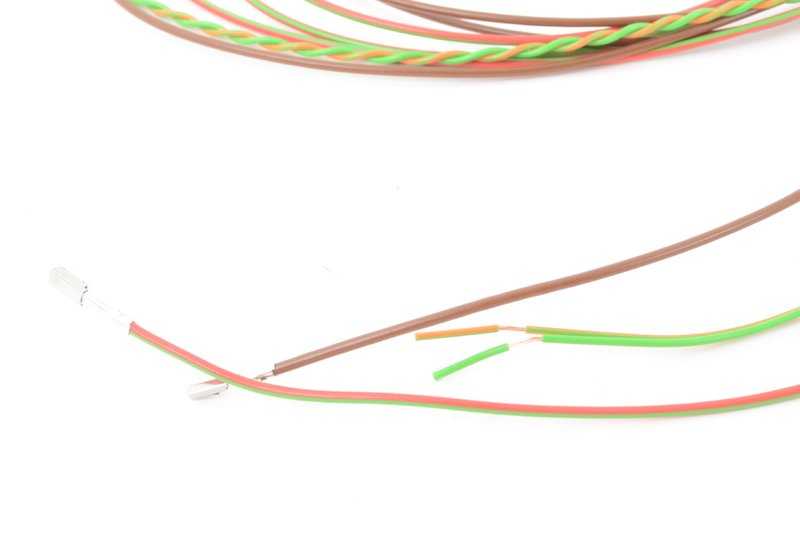 Cable HSD para Head-Up Display OEM 61119294364 para BMW F10, F11, F06, F12, F13. Longitud 1310mm. Compatible con versiones 518d, 520d, 520d xDrive. Repuesto original BMW.
