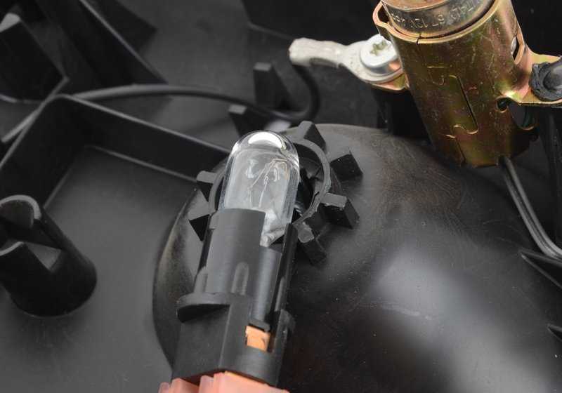 Linkes Portal für den BLANCO Intermittent OEM 63212695119 für BMW E36 und Z3. Original BMW.