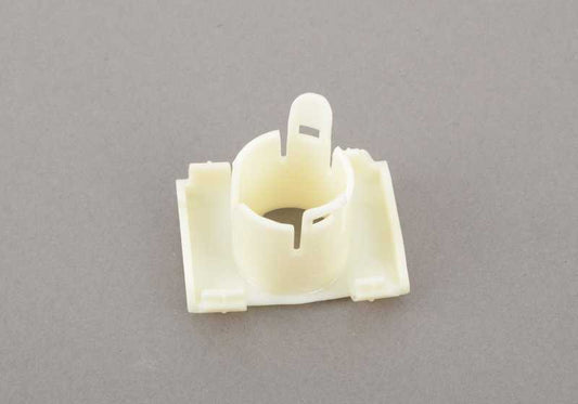 Soporte sensor aparcamiento PDC izquierdo OEM 51117008393 para BMW E39 (520d, 520i) todos los modelos compatibles. Pieza original BMW.