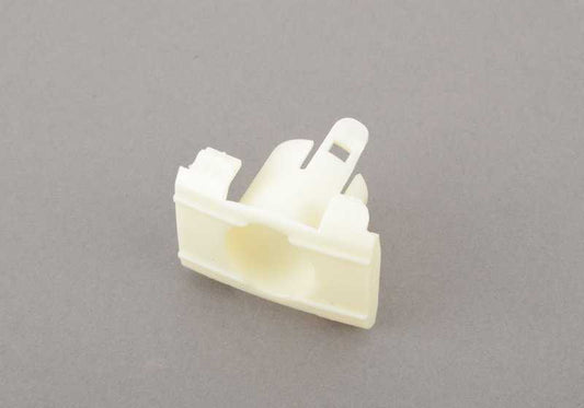 Soporte sensor aparcamiento PDC izquierdo OEM 51117008393 para BMW E39 (520d, 520i) todos los modelos compatibles. Pieza original BMW.