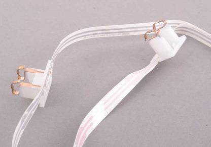 Defeitor lateral esquerdo OEM 51168238815 para BMW E46 {316CI, 318CI}. Peça original da BMW. Ideal para proteger o sistema de airbag no pilar do veículo.