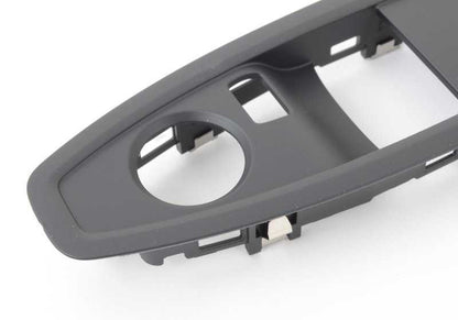 Moldura embellecedora interruptor elevalunas lado conductor OEM 51417318453 para BMW F21, F22, F23, F87, F32, F82. Original BMW.