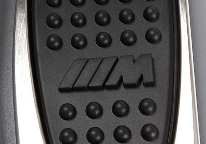 Revestimiento lateral reposa-pies M delantero izquierdo OEM 51437894565 para BMW Serie 3 E46. Original BMW.