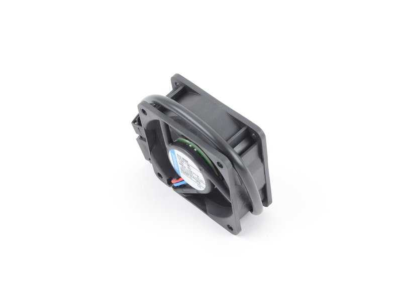 Ventilador OEM 12901438512 para BMW Motorrad {RK26, K30}. Pieza original BMW. Ideal para sustituir el ventilador del módulo electrónico o sistema de audio.