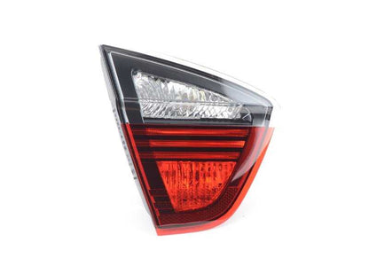 Piloto trasero izquierdo portón OEM 63210406883 para BMW E90. Original BMW.