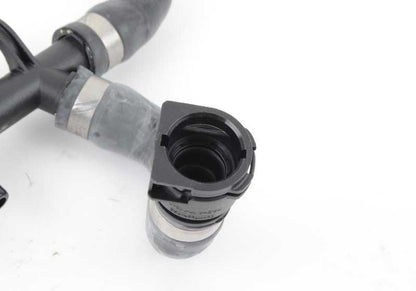 Manguera de refrigerante OEM 17127575431 para BMW F01, F02, F04. Compatible con modelos 750i, 750Li, 750i xDrive, 750Li xDrive (motor N63). Original BMW.