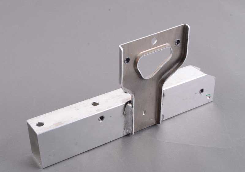 Refuerzo paragolpes delantero inferior izquierdo OEM 51118051469 para BMW F06, F12, F13. Original BMW.