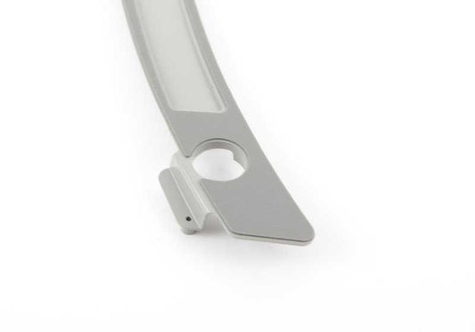 Soporte derecho OEM 66557846462 para BMW F06, F12 y F13. Compatible con versiones M6 de 2012 a 2018. Pieza original BMW. Ideal para fijación en la parte frontal del vehículo.