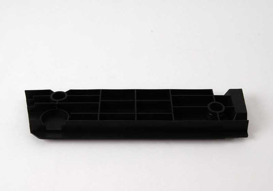 Protector lateral derecho OEM 51777146730 para BMW E90, E91. Pieza original BMW para modelos Serie 3 con motores N45, N43 y N47. Ideal para sustituir el protector del faldón derecho. Original BMW.