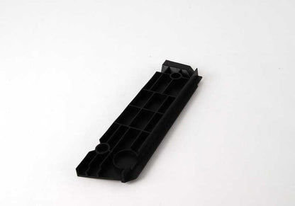 Protector lateral derecho OEM 51777146730 para BMW E90, E91. Pieza original BMW para modelos Serie 3 con motores N45, N43 y N47. Ideal para sustituir el protector del faldón derecho. Original BMW.