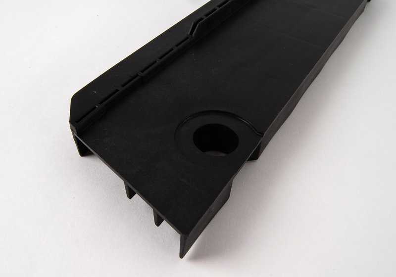 Protector lateral derecho OEM 51777146730 para BMW E90, E91. Pieza original BMW para modelos Serie 3 con motores N45, N43 y N47. Ideal para sustituir el protector del faldón derecho. Original BMW.