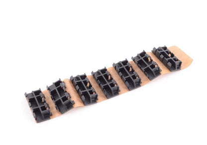 Clip de fijación negro OEM 51138045321 para BMW E92 y E92N. Pieza original BMW.