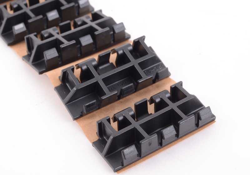 Clip de fijación negro OEM 51138045321 para BMW E92 y E92N. Pieza original BMW.