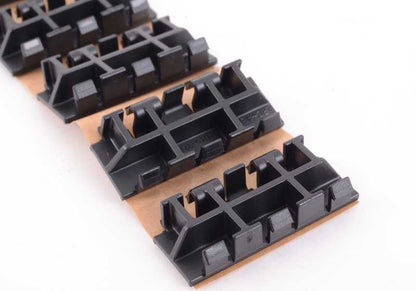 Clip de fijación negro OEM 51138045321 para BMW E92 y E92N. Pieza original BMW.