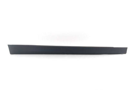 Moldagem do lado direito OEM 51777164796 para BMW E90 e E91. Peça original da BMW. Ideal para substituição em caso de dano ou desgaste na saia lateral.