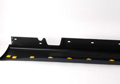 Moldagem do lado direito OEM 51777164796 para BMW E90 e E91. Peça original da BMW. Ideal para substituição em caso de dano ou desgaste na saia lateral.