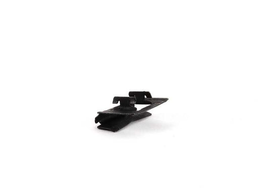 Clip de sujeción negro OEM 51328157319 para BMW E39 520d, 520i con motores M47, M52, M54. Compatible con versiones manuales y automáticas. Original BMW.