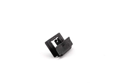 Clip de sujeción negro OEM 51328157319 para BMW E39 520d, 520i con motores M47, M52, M54. Compatible con versiones manuales y automáticas. Original BMW.