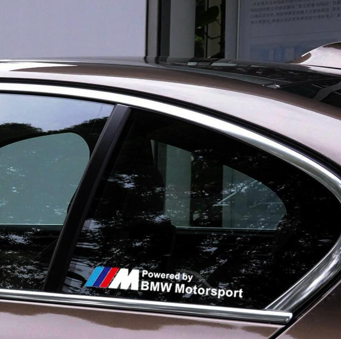 Pegatina “Powered by BMW Motorsport” para Cristales – Estilo Discreto, Espíritu de Competición