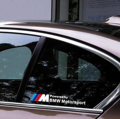 Pegatina “Powered by BMW Motorsport” para Cristales – Estilo Discreto, Espíritu de Competición