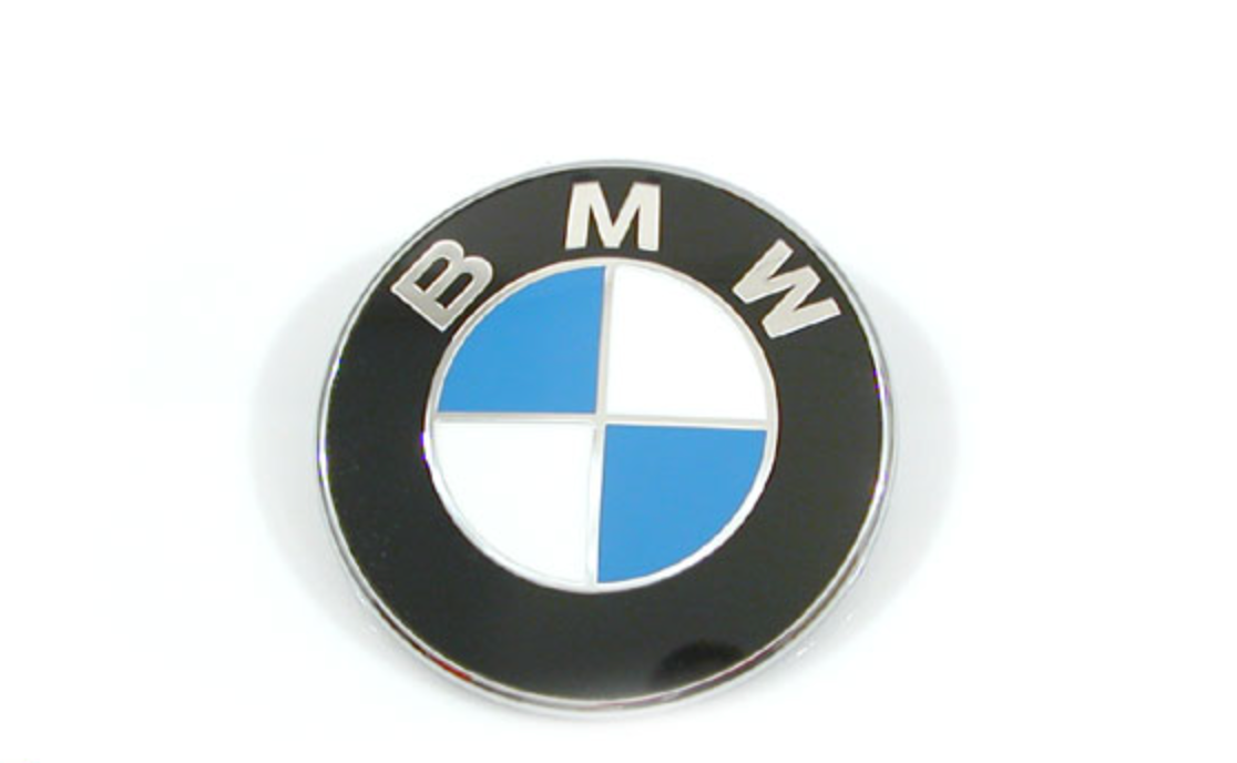 Emblema traseiro genuíno BMW OEM 51148238420 para BMW Série 3 E36 (316i, 318i, 318tds) anos 1995–1999. Peça original BMW para porta-malas/porta traseira.