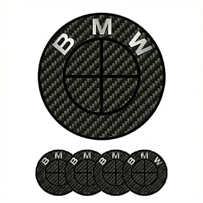 Emblema logo BMW efecto carbono – Insignia capó / maletero 82 / 74 mm · Volante 45 mm · Tapabujes 68 / 56 mm