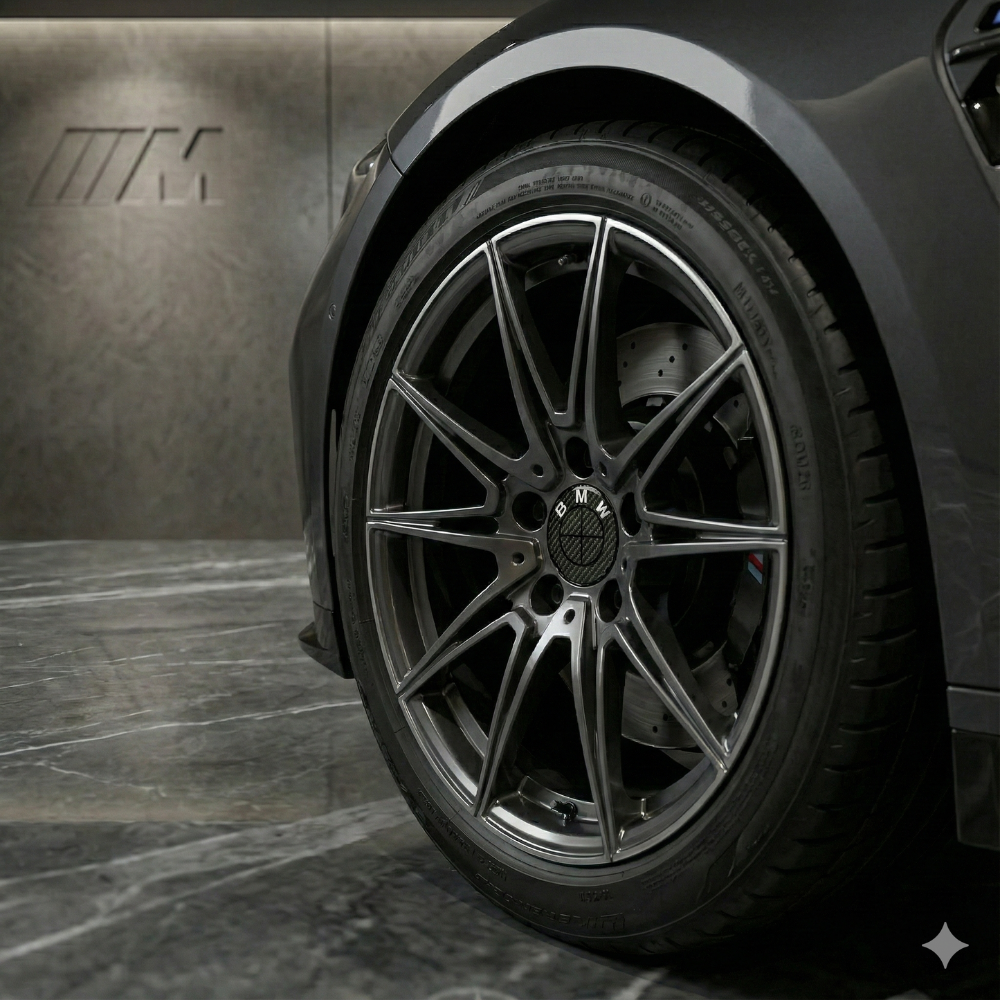 Emblema logo BMW efecto carbono – Insignia capó / maletero 82 / 74 mm · Volante 45 mm · Tapabujes 68 / 56 mm