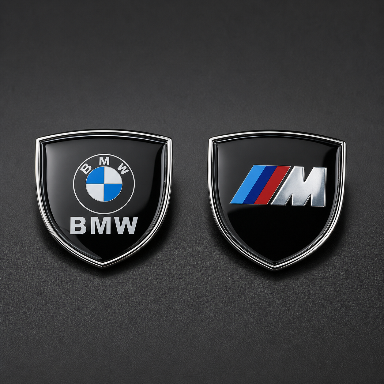Pack de 2 emblemas adhesivos para BMW con diseño BMW o M seleccionable, fondo negro y marco cromado, vista conjunta