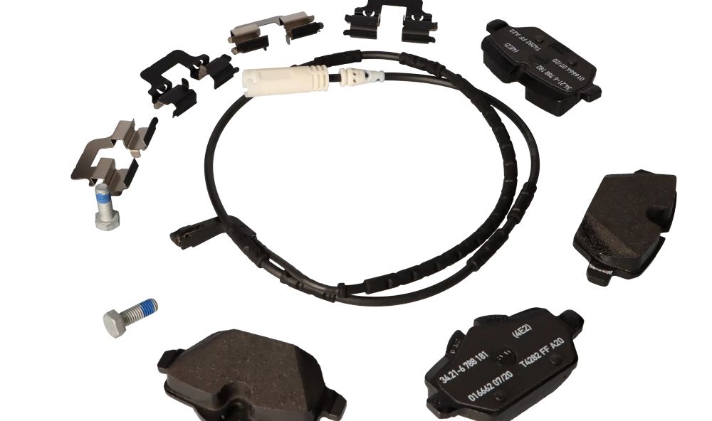 Brake pills set with OEM sensor 3421228889 for BMW E81, E87, E87N, E90, E90N, E92. Original BMW.