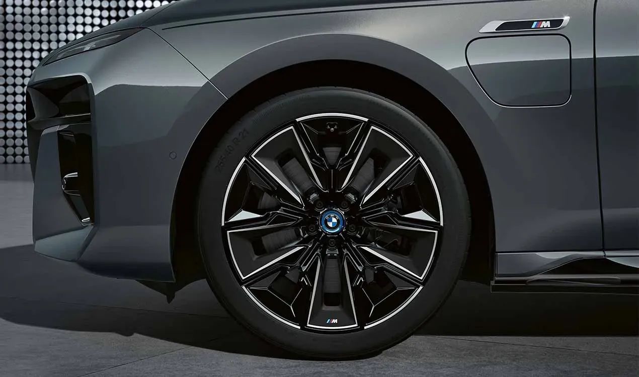 Rueda completa de invierno para BMW G70 (OEM 36115A64996). Original BMW.