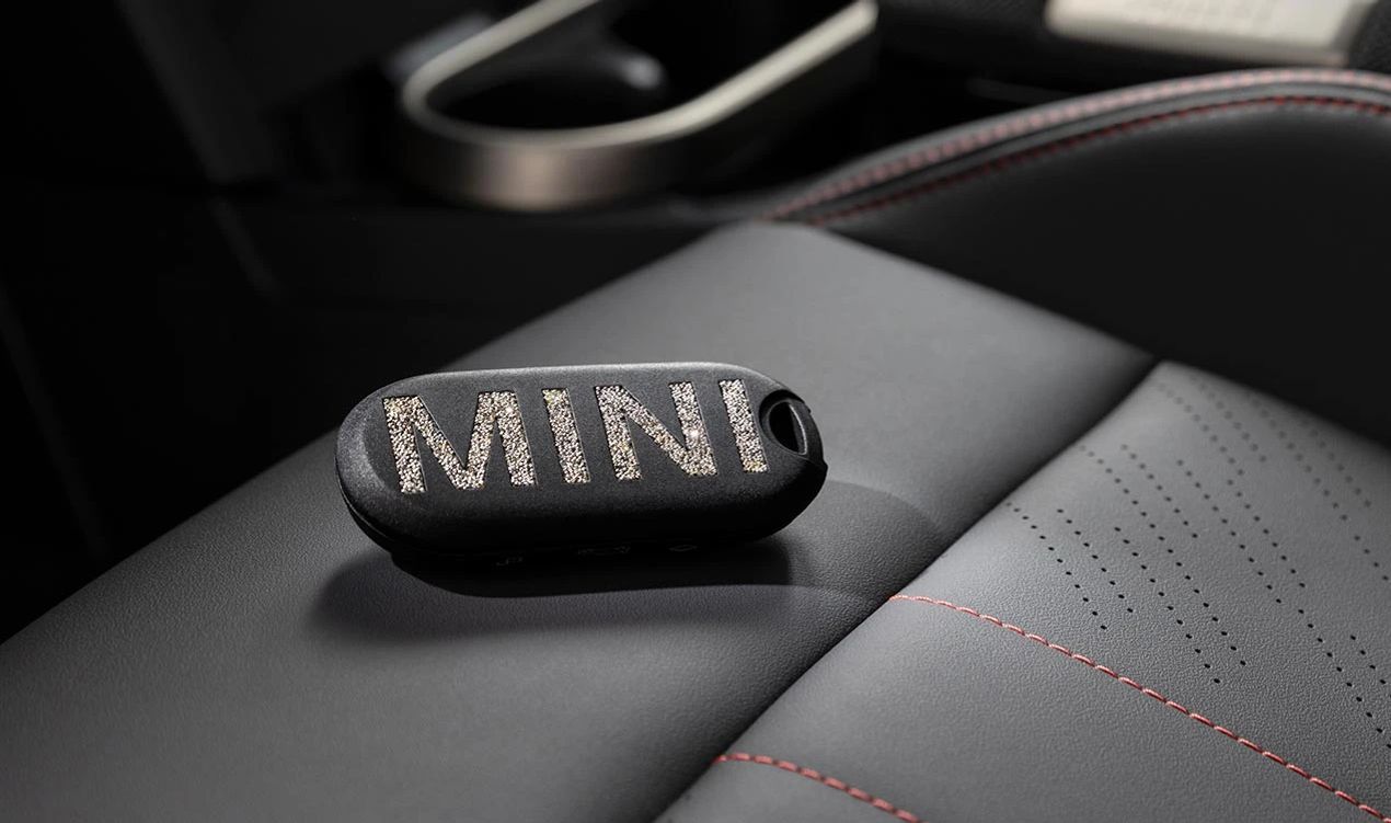 Cornice chiave con cristalli Swarovski OEM 82205B34847 per MINI F66, Cooper J01, Aceman J05, Cabrio F67, Countryman U25... e altro ancora. MINI originale.