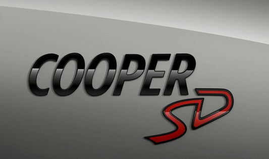 Inscripción trasera "COOPER SD" Piano Black OEM 51142465244 para MINI F56, F55, Clubman F54, Cabrio F57, Countryman F60... y más. Original MINI.