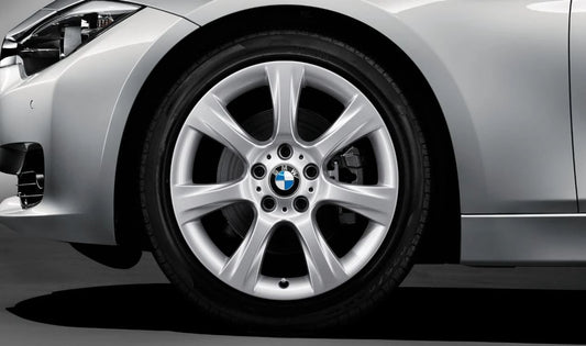 Llantas originales BMW diseño de radios en estrella 396, 18” OEM 36116796246 para BMW F30, F31, F34, F32, F33, F36. Acabado en color plata reflex. Compatible con modelos Serie 3 y Serie 4. Original BMW.