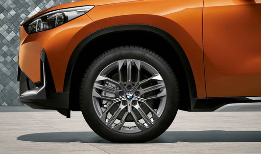 Juego de llantas y neumáticos de invierno Doble Radio 879 OEM 10026666B para BMW X1 U11 y X2 U10. No compatible con vehículos con frenos M de 19" (S3M8A). Original BMW.