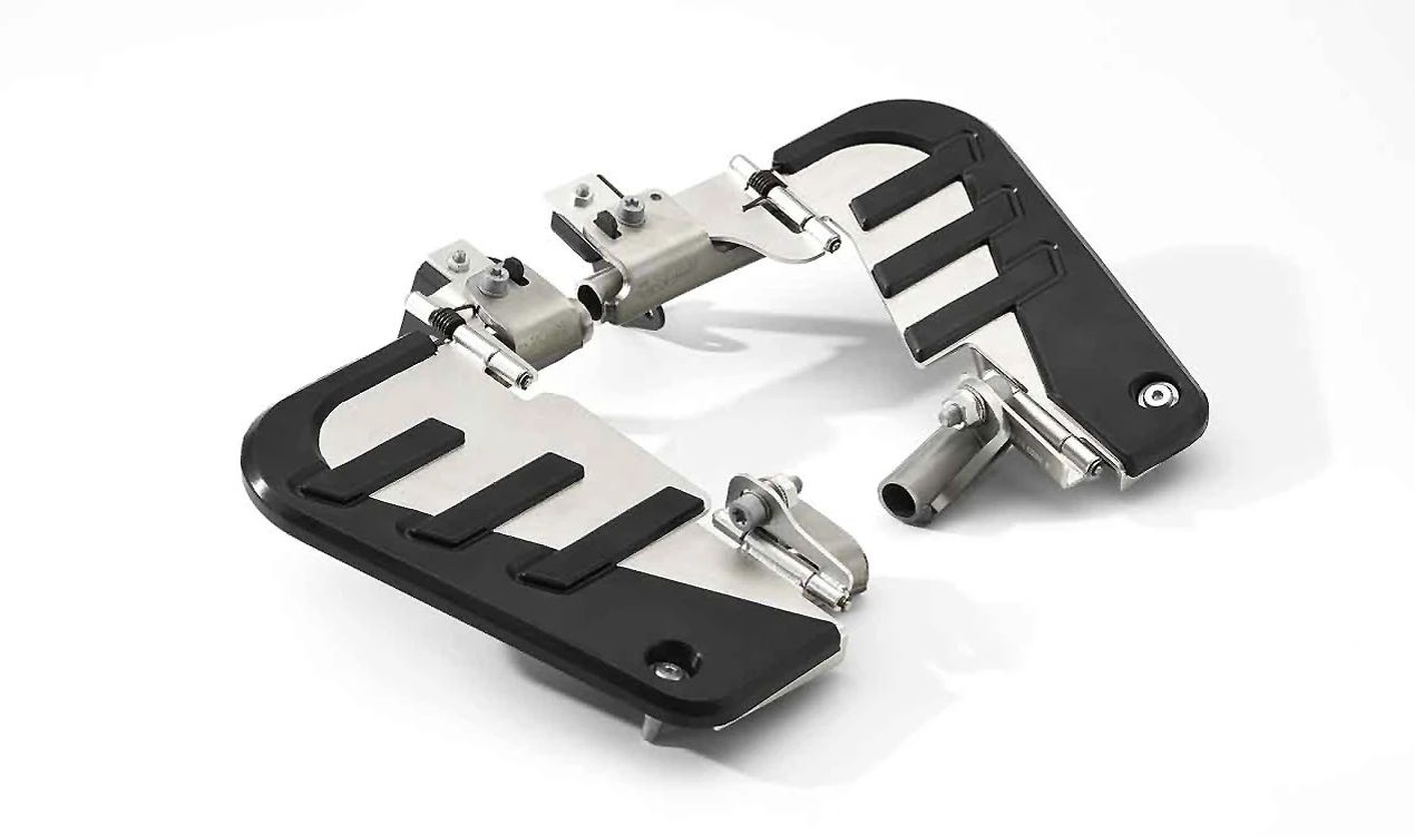 Reposapiés delantero OEM 77148392071 para BMW Motorrad K 1600 Bagger (modelos 0F51 y 0F61, 2017–2027). Mejora la comodidad en conducción. Solo compatible con barra protectora. Original BMW Motorrad.