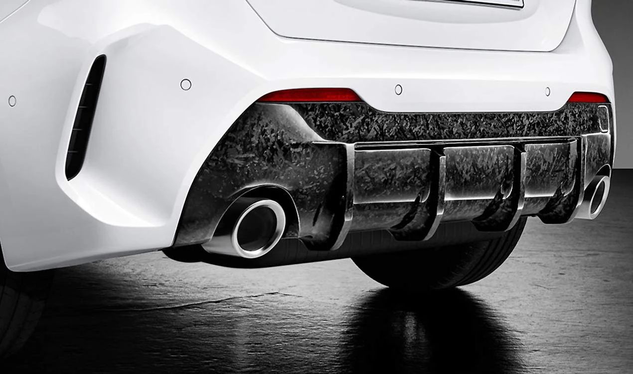 Difusor trasero M Performance de carbono OEM 51192467258 para BMW Serie 1 F40. Mejora el aspecto deportivo con diseño exclusivo en carbono. Solo compatible sin gancho de remolque. Original BMW.