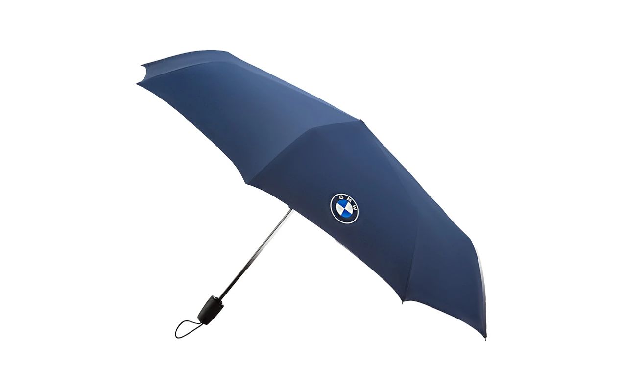 Paraguas plegable con logo BMW OEM 80235B5F620. Apertura automática, compacto y ligero. Original BMW. Ideal para cualquier modelo BMW como accesorio lifestyle. Diseño elegante con logo central.
