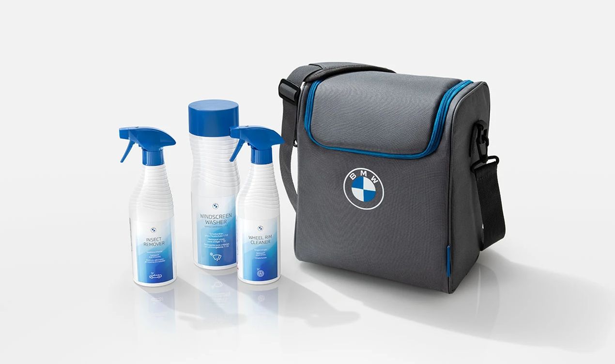 Summer Editing Bag OEM 83125B54100 for BMW. Includes tire cleaner (500 ml), quiteincts (500 ml) and windshield wiper (1000 ml). Perfect for the maintenance of the car in summer. Original BMW.