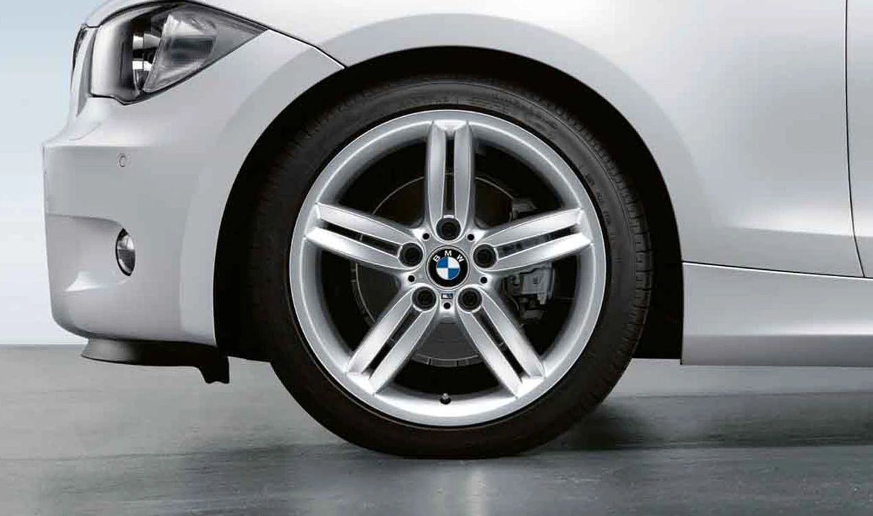 Llantas de aleación BMW M Doble Radio 208 18" plateadas OEM 36107839305 para BMW E81, E82, E87 y E88. Original BMW.