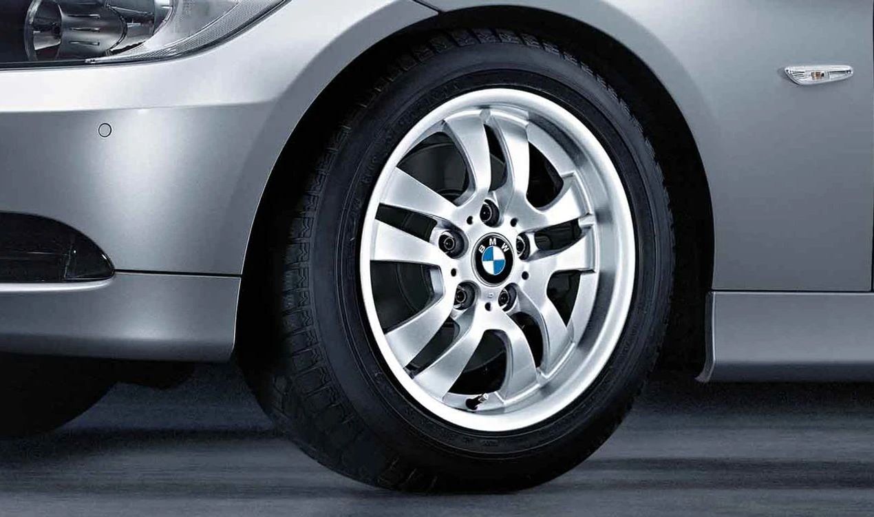 Llanta de aleación Doble Radio 154 OEM 36116775593 para BMW E90 {316d, 316i}. Original BMW. Compatibles con varios modelos E90 entre 2008 y 2011. Acabado en plata reflectante.