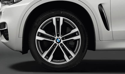 Llanta original BMW M Doble Radio 468 OEM 36117846789 en 20" para BMW X5 (F15) y X6 (F16). Acabado bicolor gris orbit brillante. Para eje trasero. Original BMW.