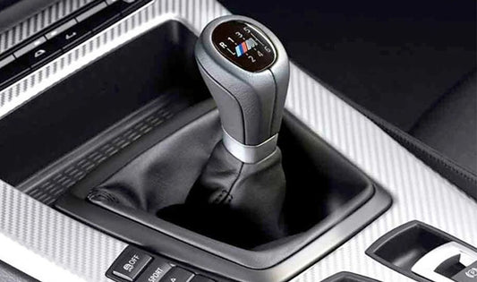 Pomo deportivo M de piel con 6 marchas OEM 25112284094 para BMW Z4 E89 sDrive18i, sDrive20i, sDrive23i. Incluye fuelle y embellecedor. Original BMW.