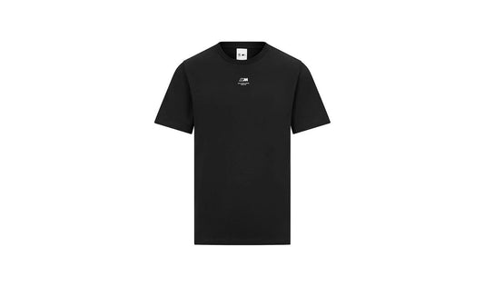 BMW M Black T -Shirt mit OEM 80145B36B83 White Logo. Unisex, Bio -Baumwolle, regelmäßige Anpassung. Für BMW -Fans und die M. Original BMW Range.