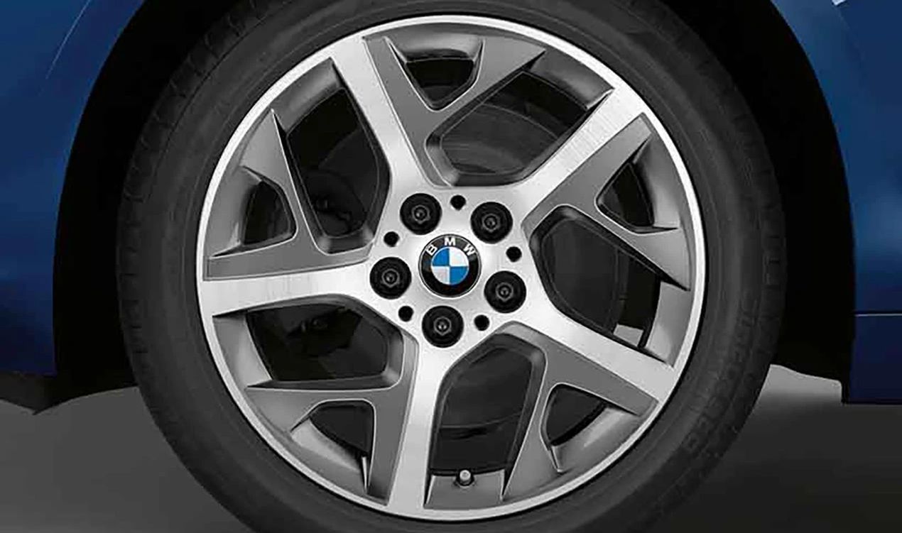Llanta de aleación diseño Y-Speiche 480 17" OEM 36116855089 para BMW F45 y F46. Compatible con múltiples versiones del Serie 2 Active Tourer y Gran Tourer. Original BMW.